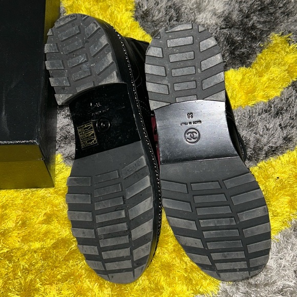 Combat style Chanel boot with pearl detail. - Picture 3 of 6